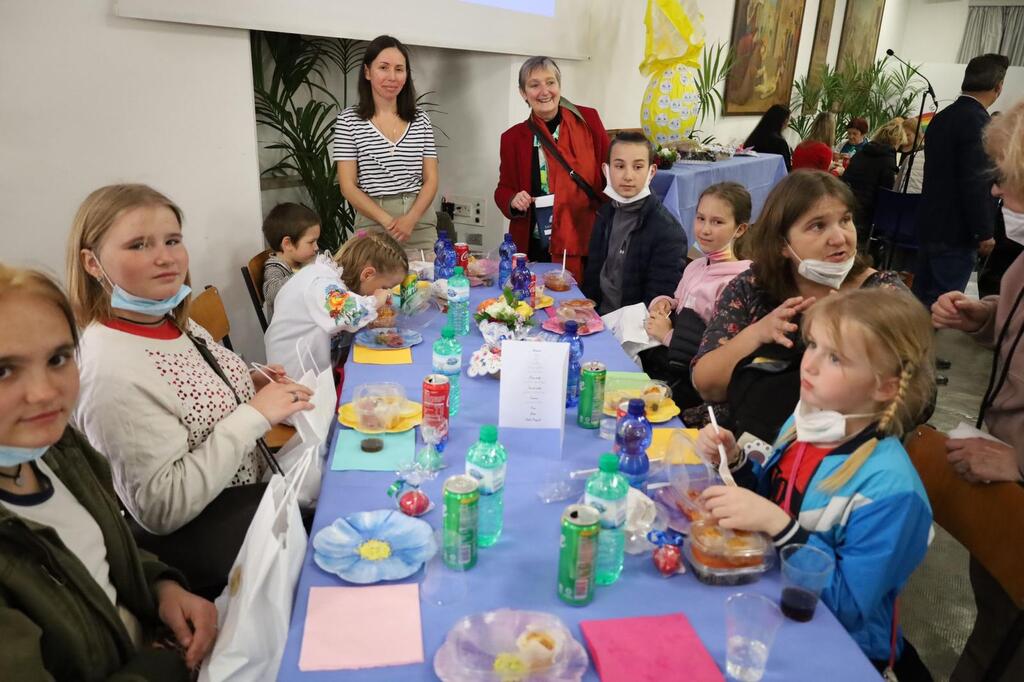 Célébrer la résurrection avec les réfugiés d'Ukraine, deux mois après le début de la guerre: prière et célébration avec Sant'Egidio à Pâques pour les chrétiens d'Orient